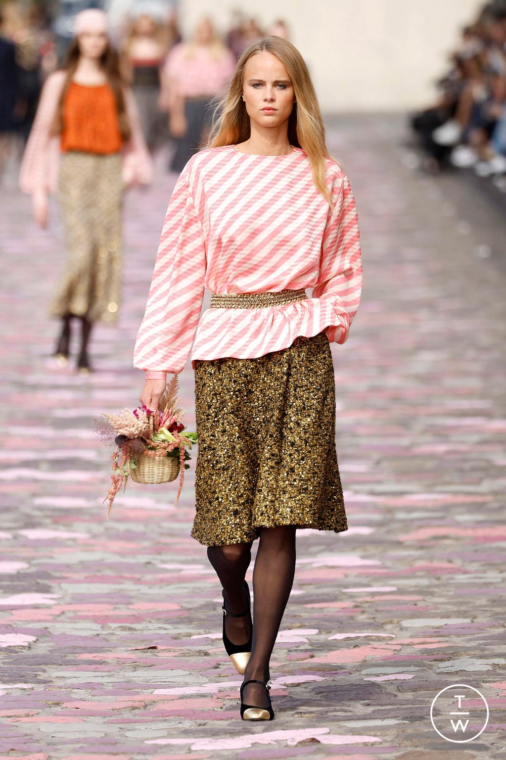 Fashion Week Paris Fall/Winter 2023 look 23 de la collection Chanel couture