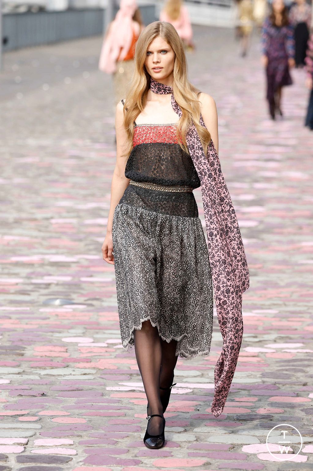 Fashion Week Paris Fall/Winter 2023 look 27 de la collection Chanel couture