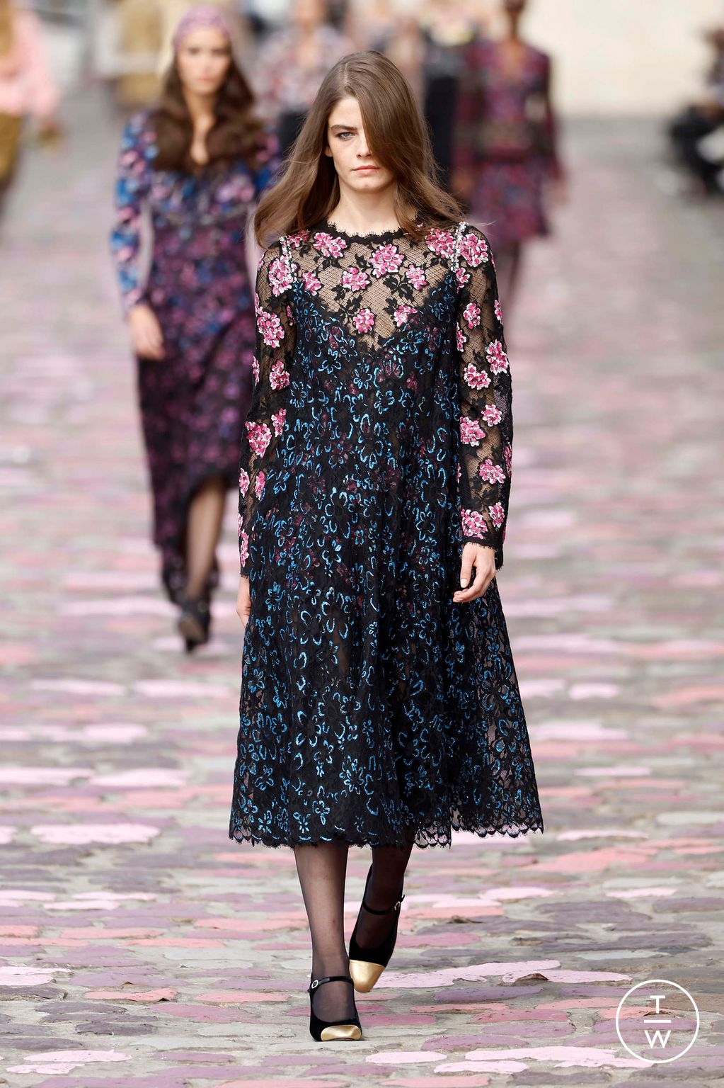 Fashion Week Paris Fall/Winter 2023 look 28 de la collection Chanel couture