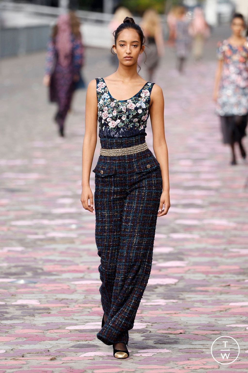 Fashion Week Paris Fall/Winter 2023 look 33 from the Chanel collection 高级定制