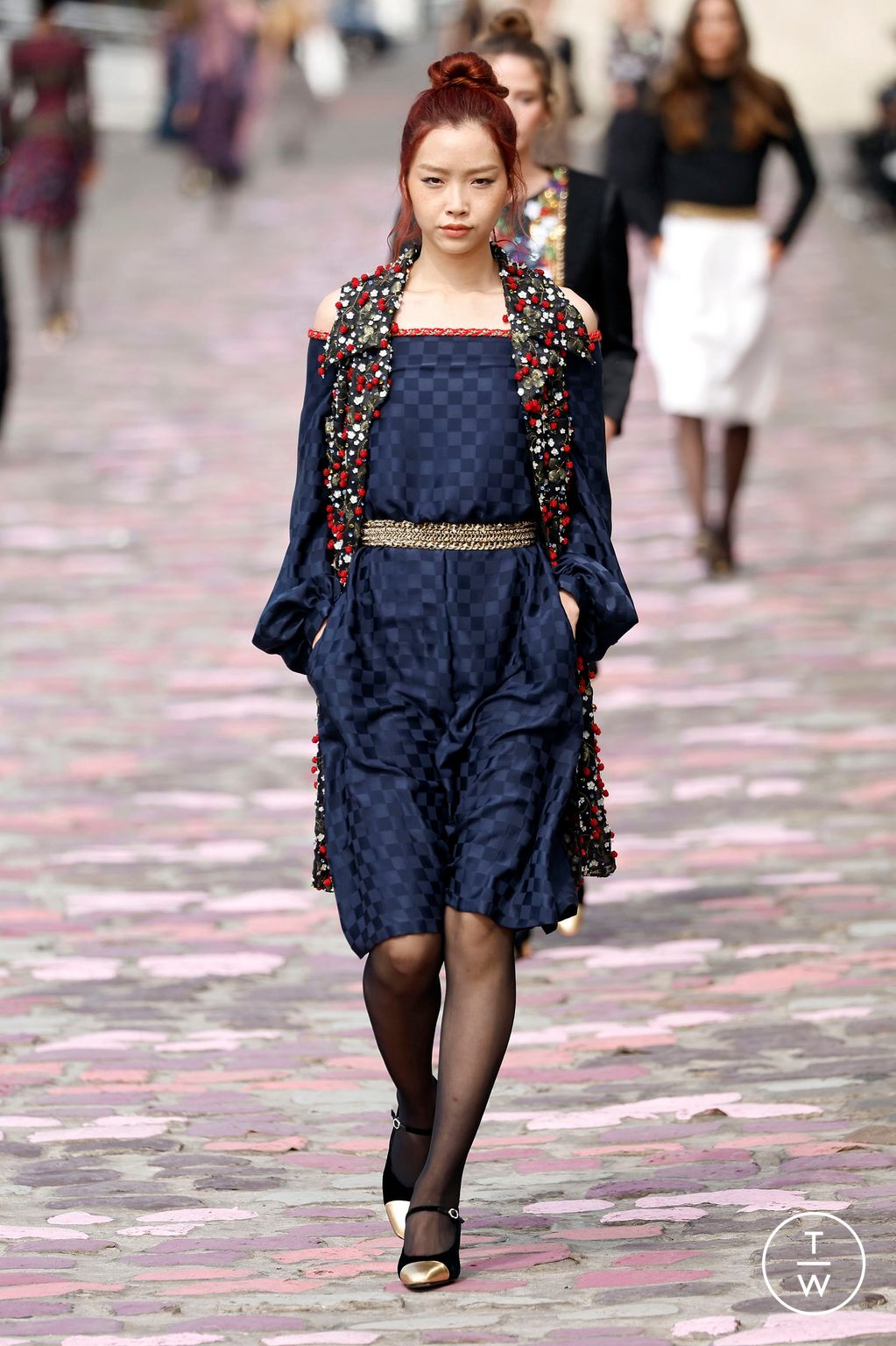 Fashion Week Paris Fall/Winter 2023 look 36 from the Chanel collection couture