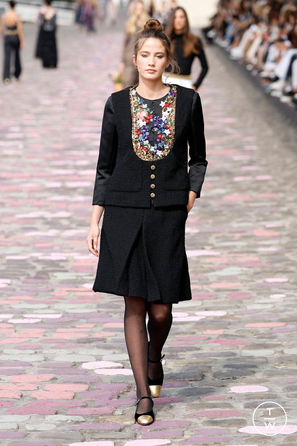 Fashion Week Paris Fall/Winter 2023 look 37 de la collection Chanel couture