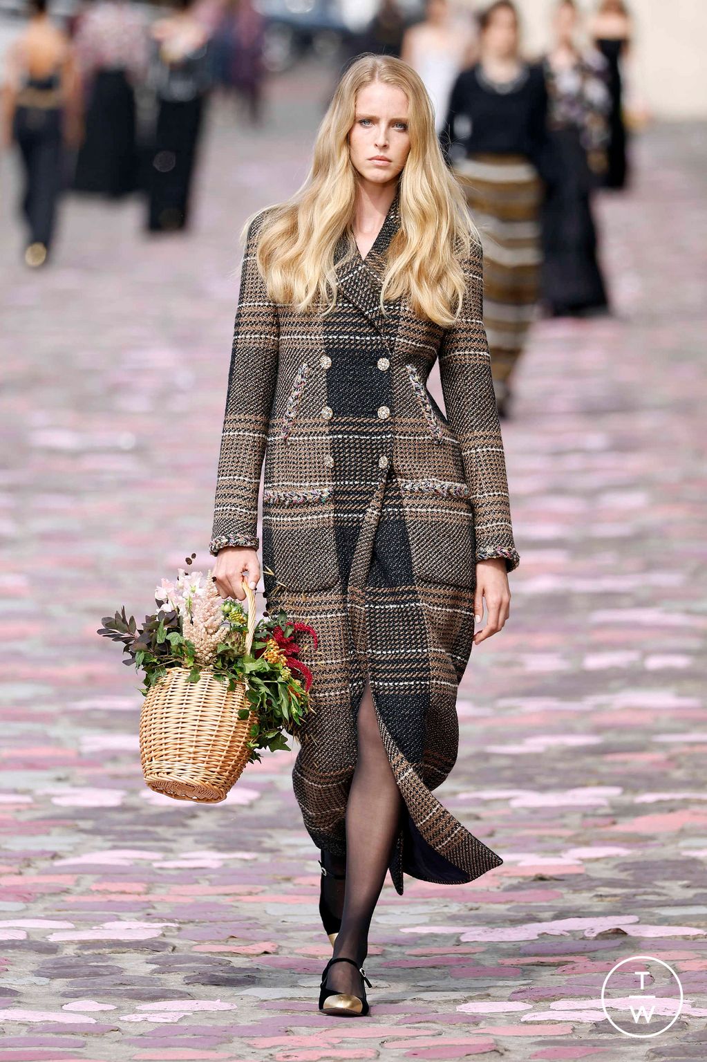 Fashion Week Paris Fall/Winter 2023 look 39 from the Chanel collection couture