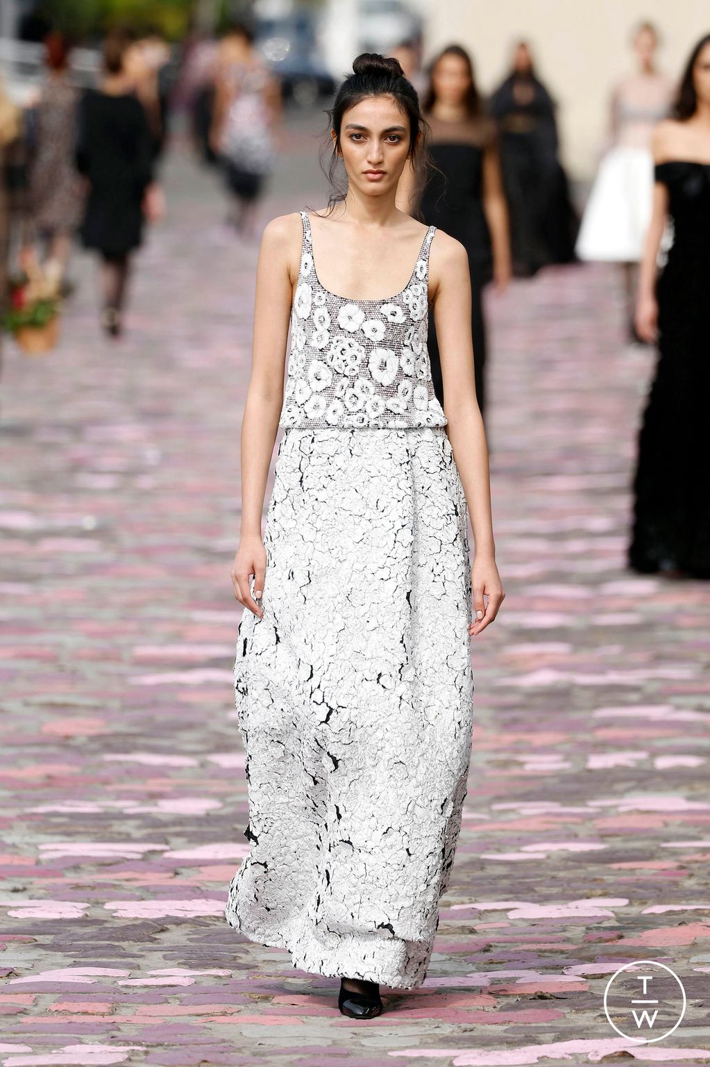 Fashion Week Paris Fall/Winter 2023 look 42 from the Chanel collection 高级定制