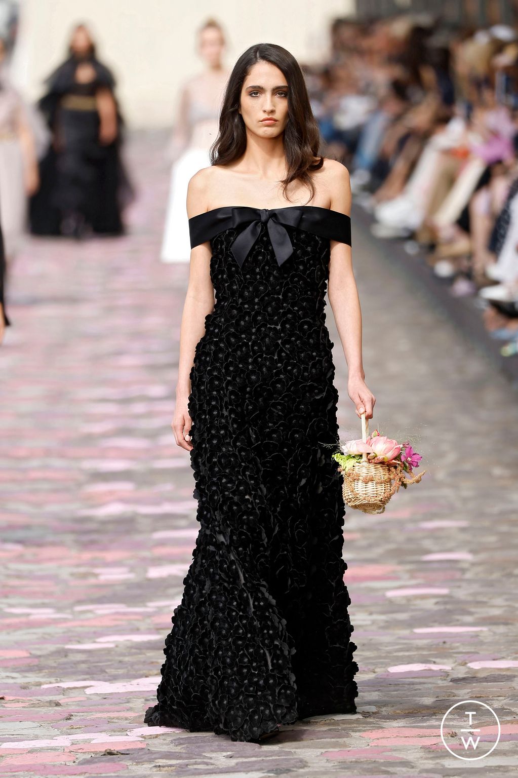 Fashion Week Paris Fall/Winter 2023 look 43 from the Chanel collection couture