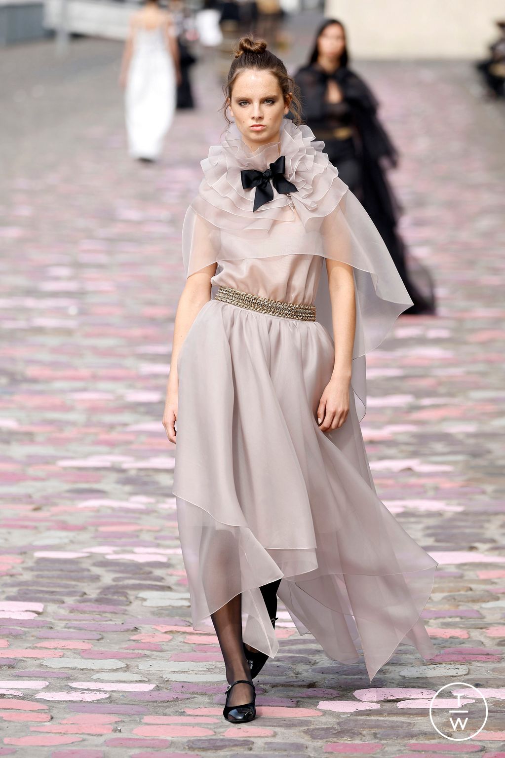 Fashion Week Paris Fall/Winter 2023 look 46 de la collection Chanel couture