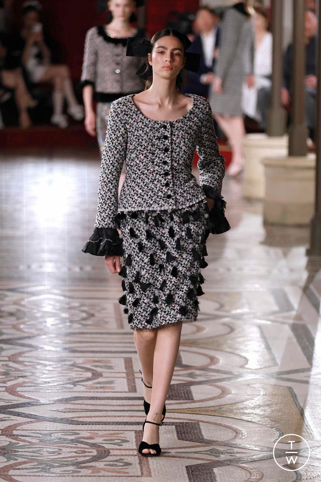 Fashion Week Paris Fall/Winter 2024 look 2 from the Chanel collection couture