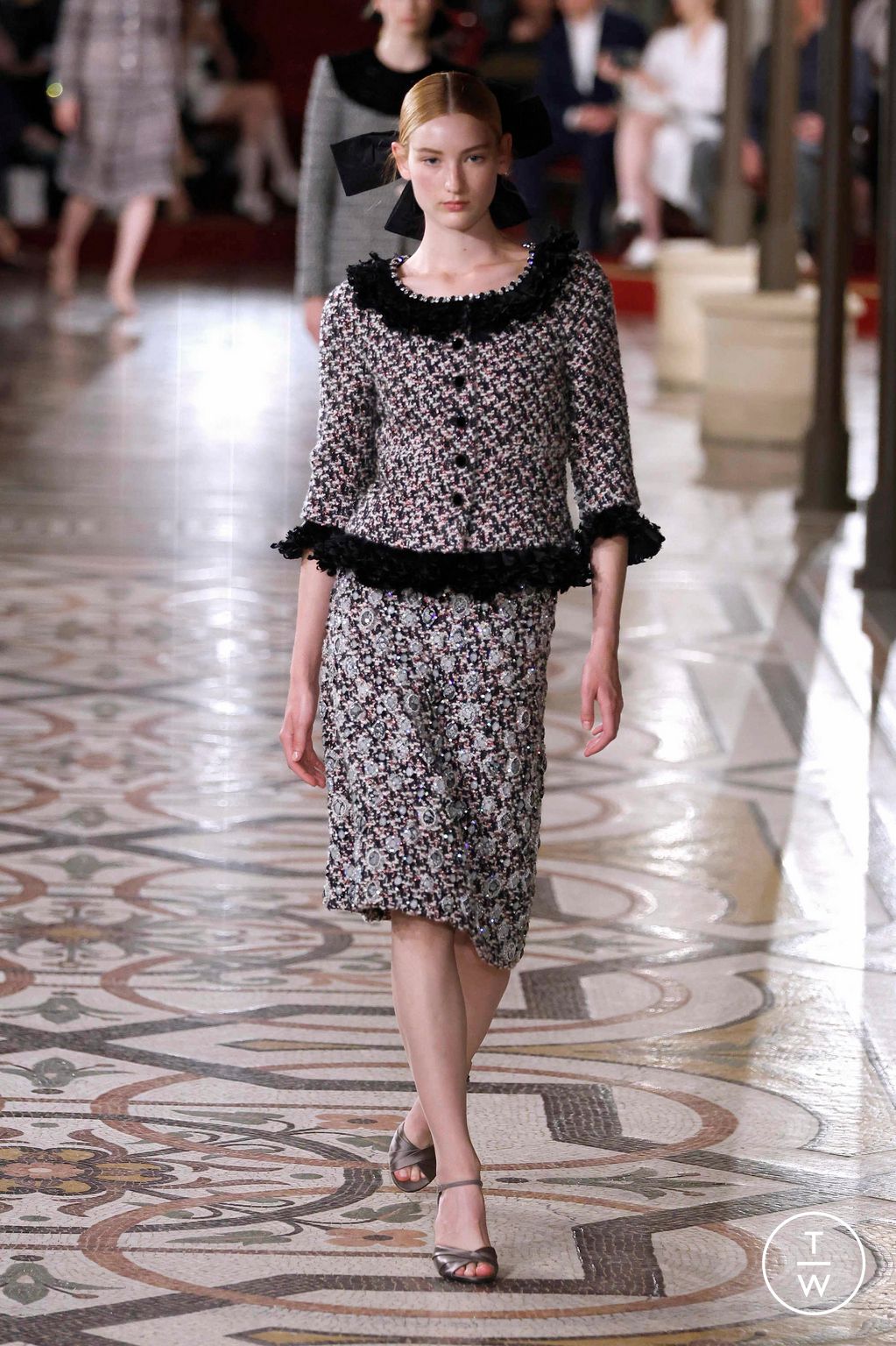 Fashion Week Paris Fall/Winter 2024 look 3 from the Chanel collection couture