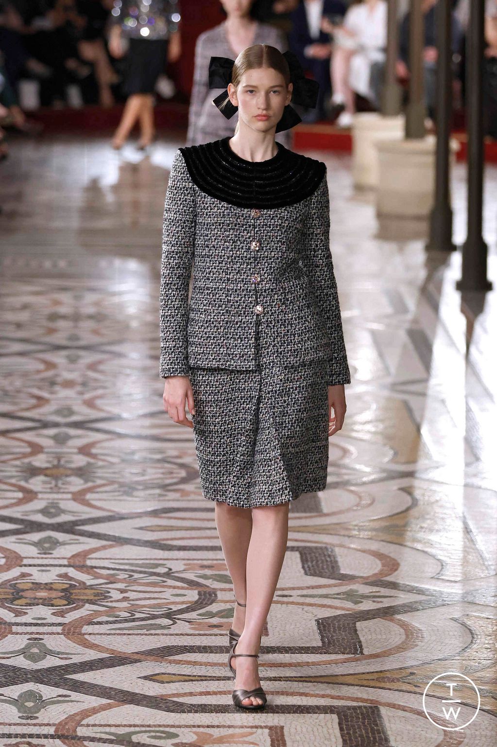 Fashion Week Paris Fall/Winter 2024 look 4 from the Chanel collection couture