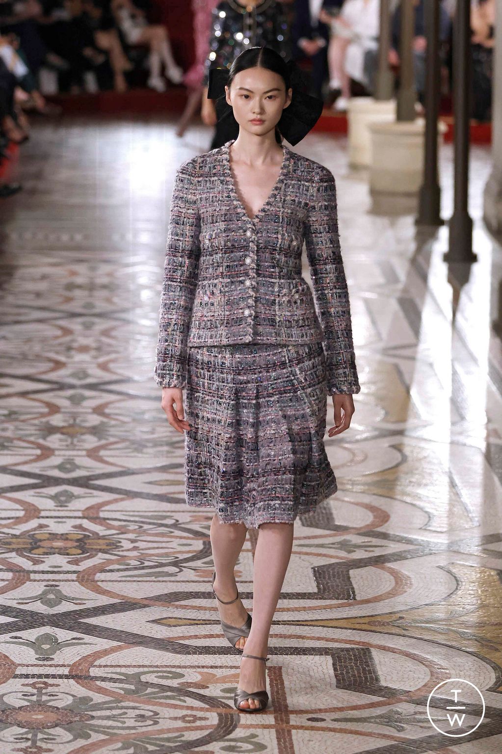 Fashion Week Paris Fall/Winter 2024 look 5 from the Chanel collection couture