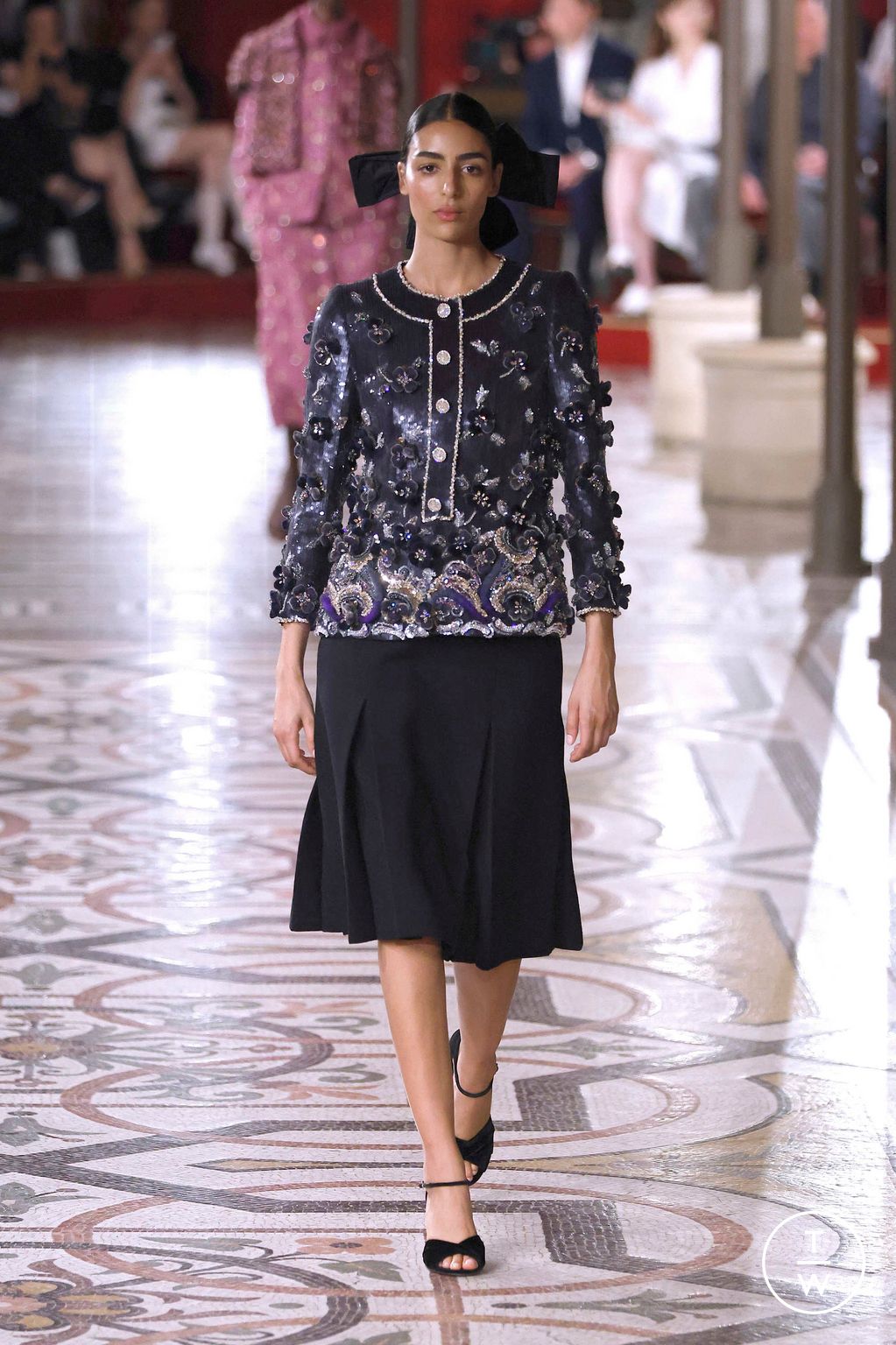 Fashion Week Paris Fall/Winter 2024 look 6 from the Chanel collection couture