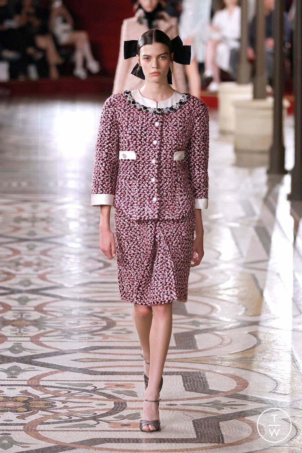 Fashion Week Paris Fall/Winter 2024 look 10 from the Chanel collection couture