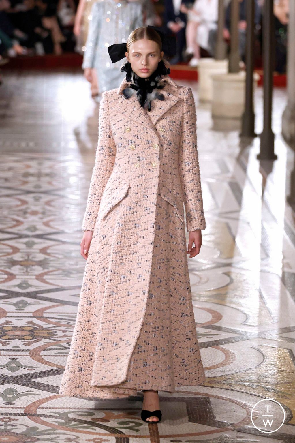 Fashion Week Paris Fall/Winter 2024 look 11 from the Chanel collection couture