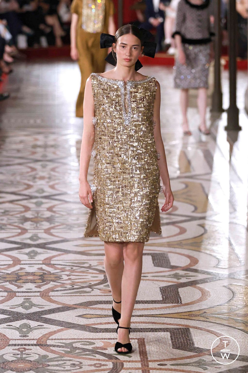 Fashion Week Paris Fall/Winter 2024 look 13 from the Chanel collection couture