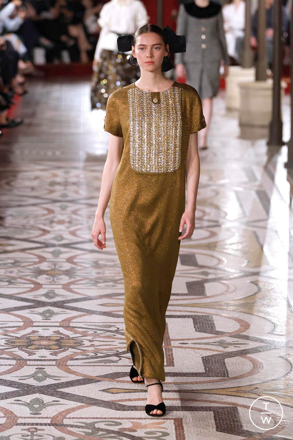 Fashion Week Paris Fall/Winter 2024 look 14 from the Chanel collection couture