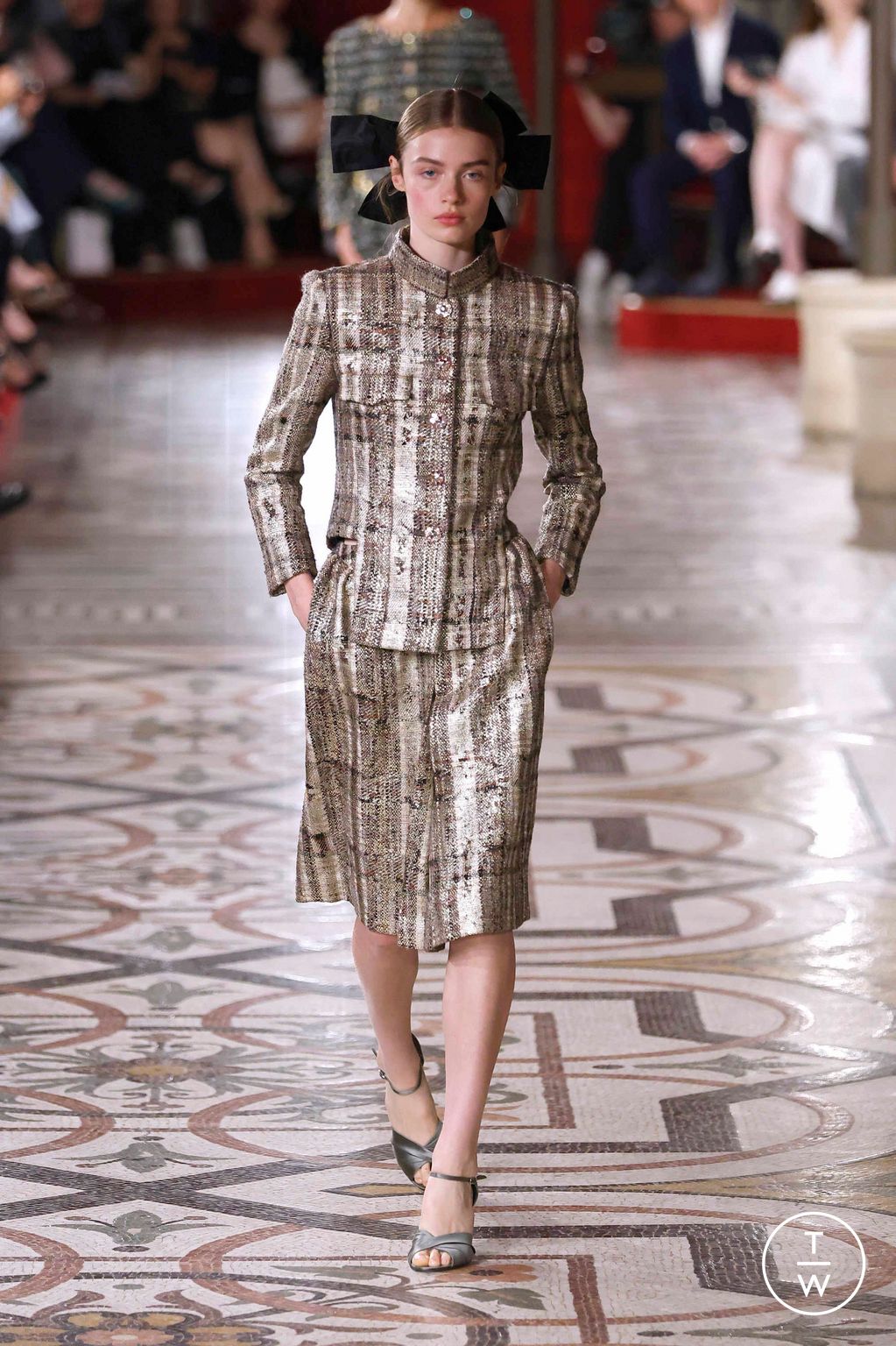 Fashion Week Paris Fall/Winter 2024 look 16 from the Chanel collection couture