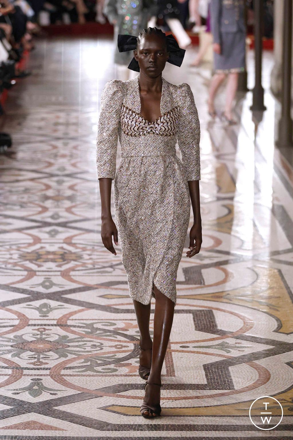 Fashion Week Paris Fall/Winter 2024 look 18 from the Chanel collection couture