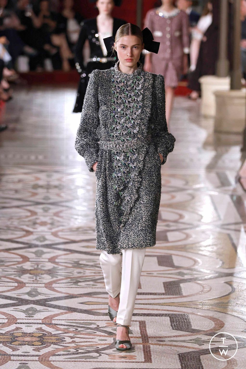 Fashion Week Paris Fall/Winter 2024 look 19 from the Chanel collection couture