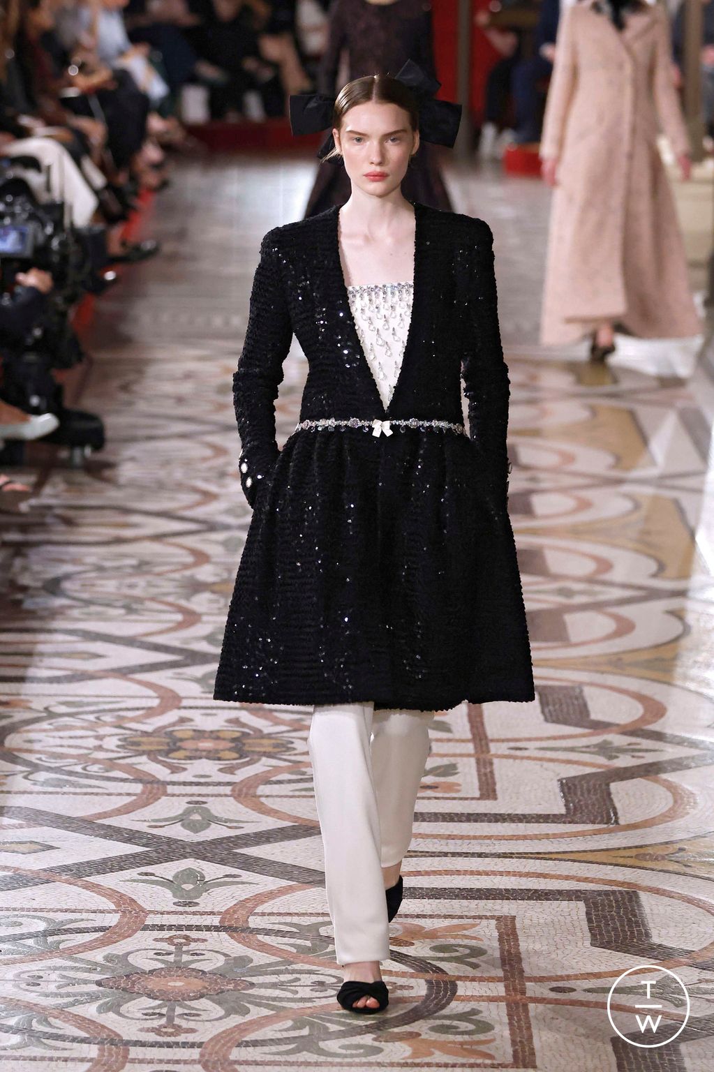 Fashion Week Paris Fall/Winter 2024 look 20 from the Chanel collection couture