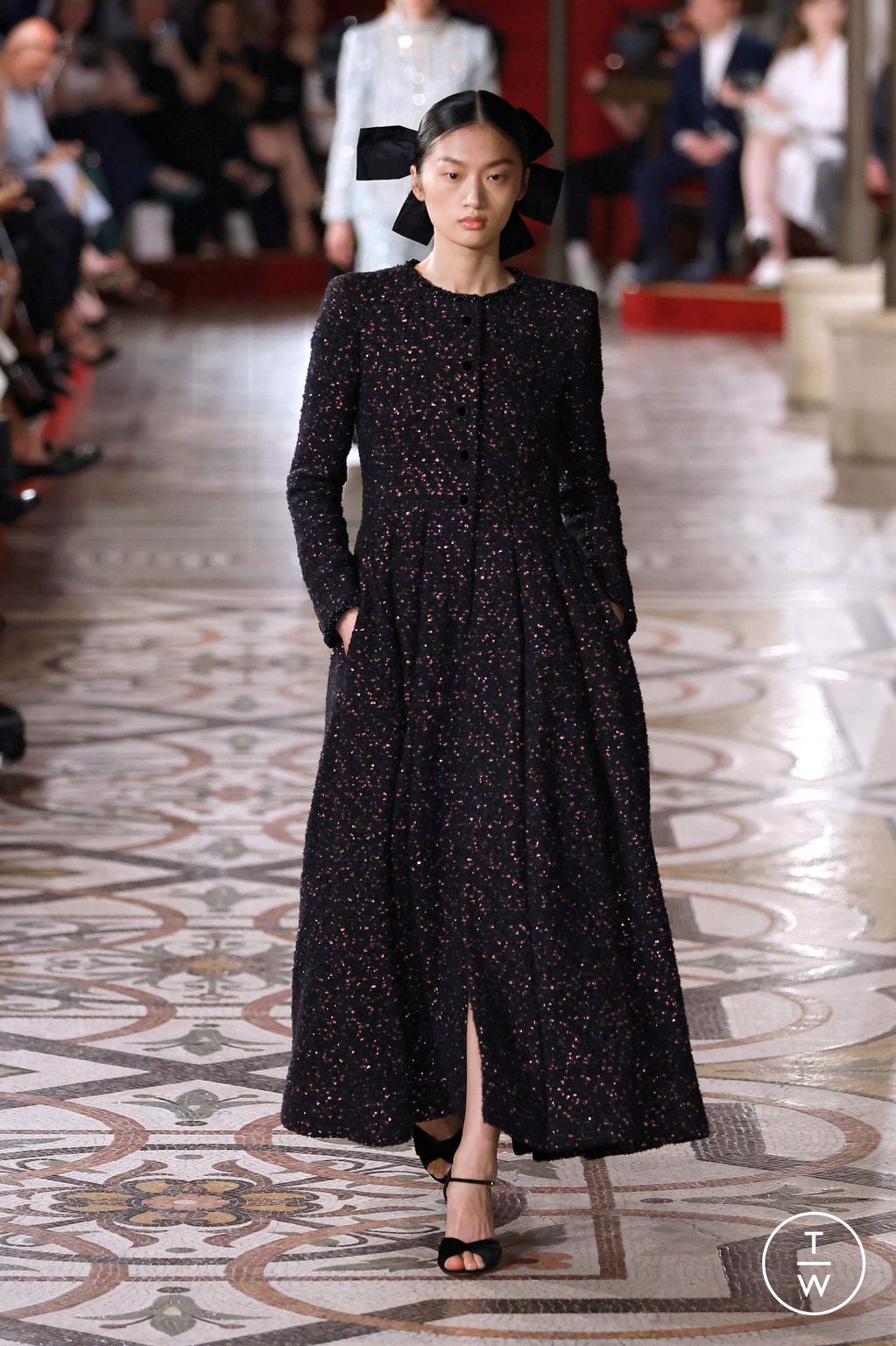 Fashion Week Paris Fall/Winter 2024 look 21 from the Chanel collection couture
