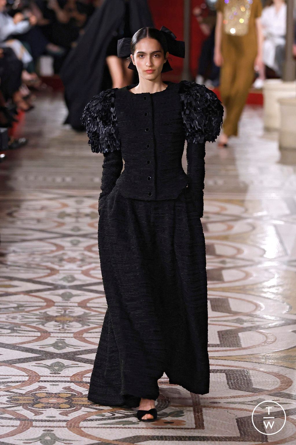Fashion Week Paris Fall/Winter 2024 look 22 from the Chanel collection couture