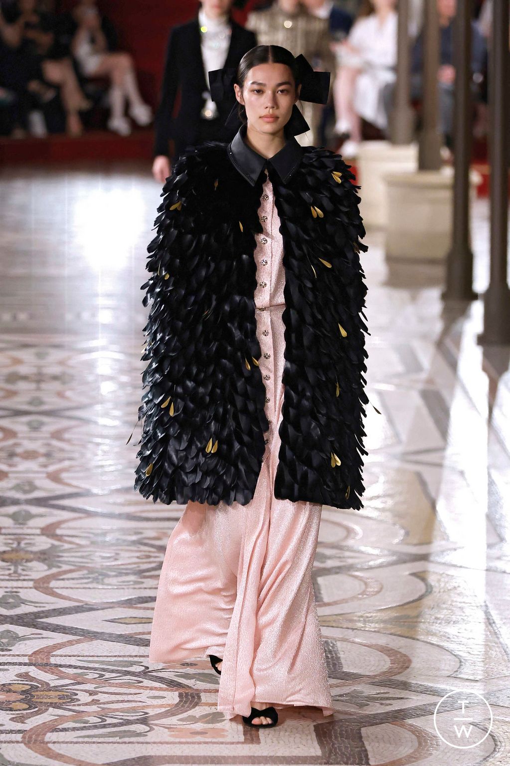 Fashion Week Paris Fall/Winter 2024 look 24 from the Chanel collection 高级定制