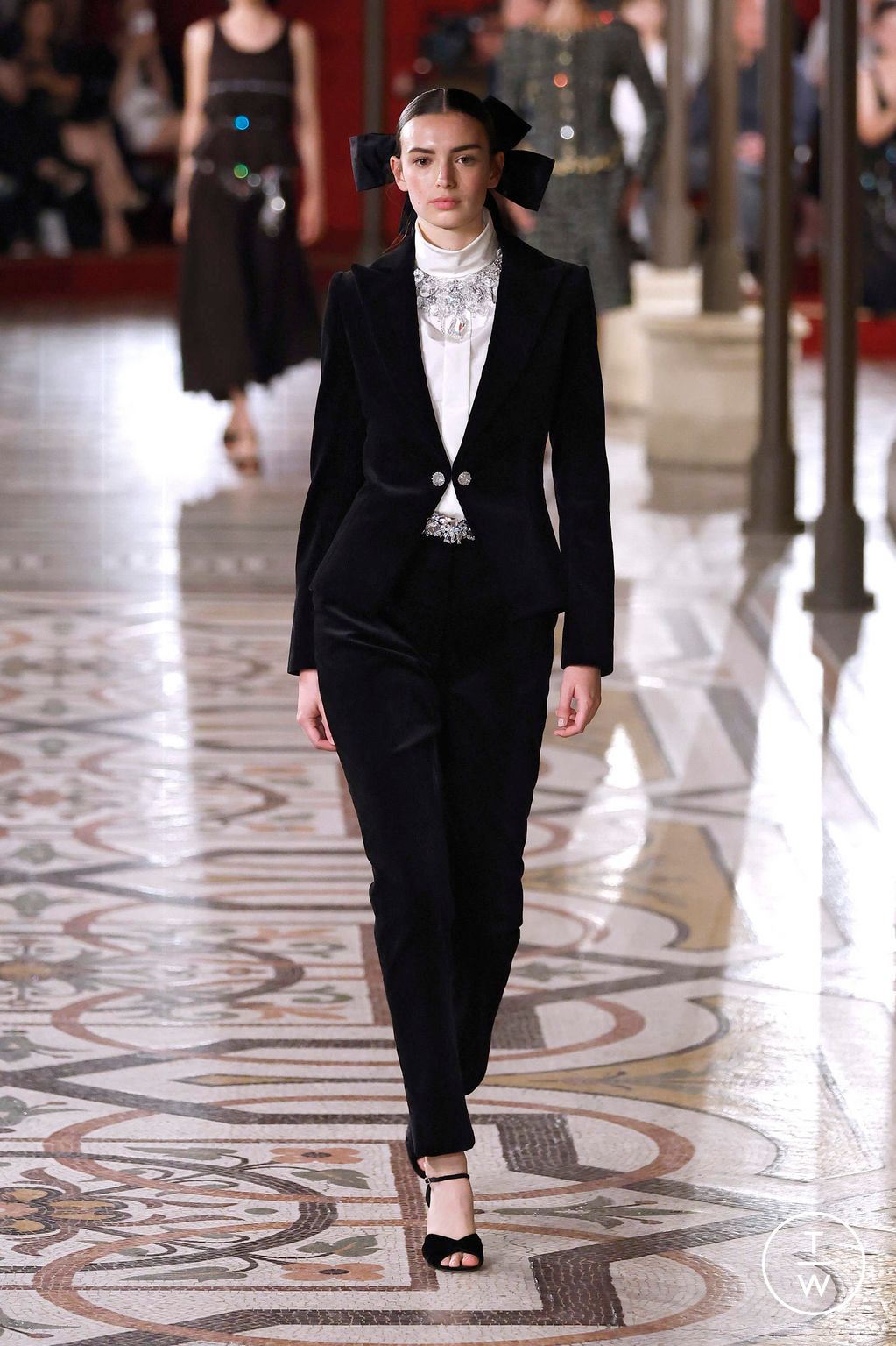 Fashion Week Paris Fall/Winter 2024 look 25 from the Chanel collection couture