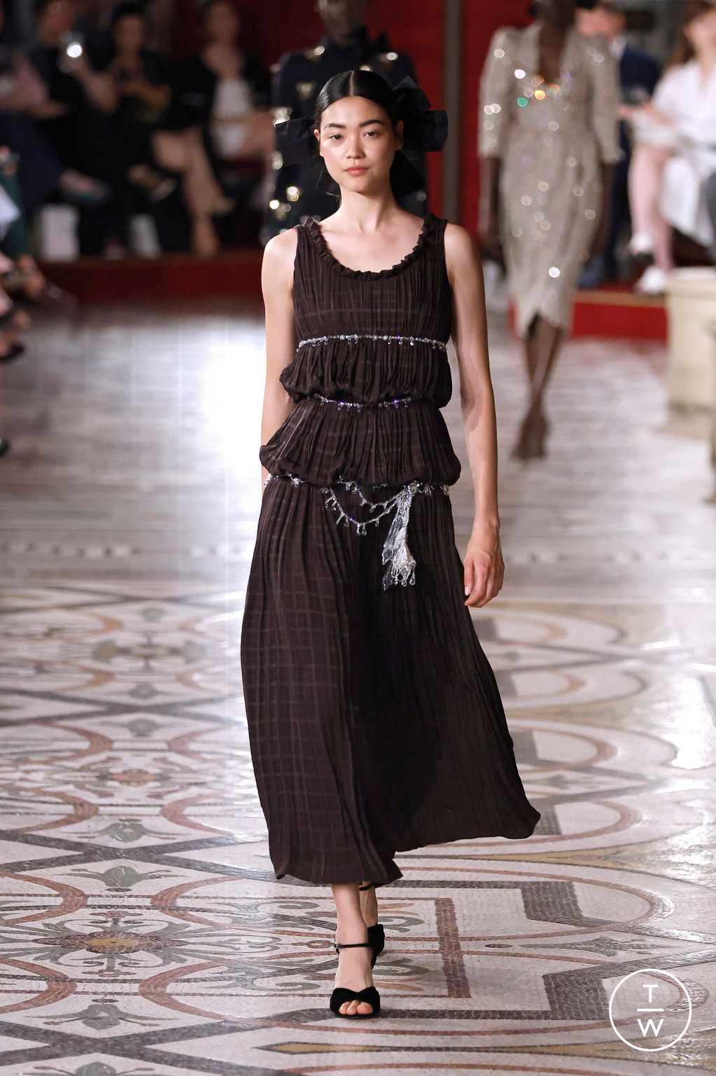 Fashion Week Paris Fall/Winter 2024 look 26 from the Chanel collection couture