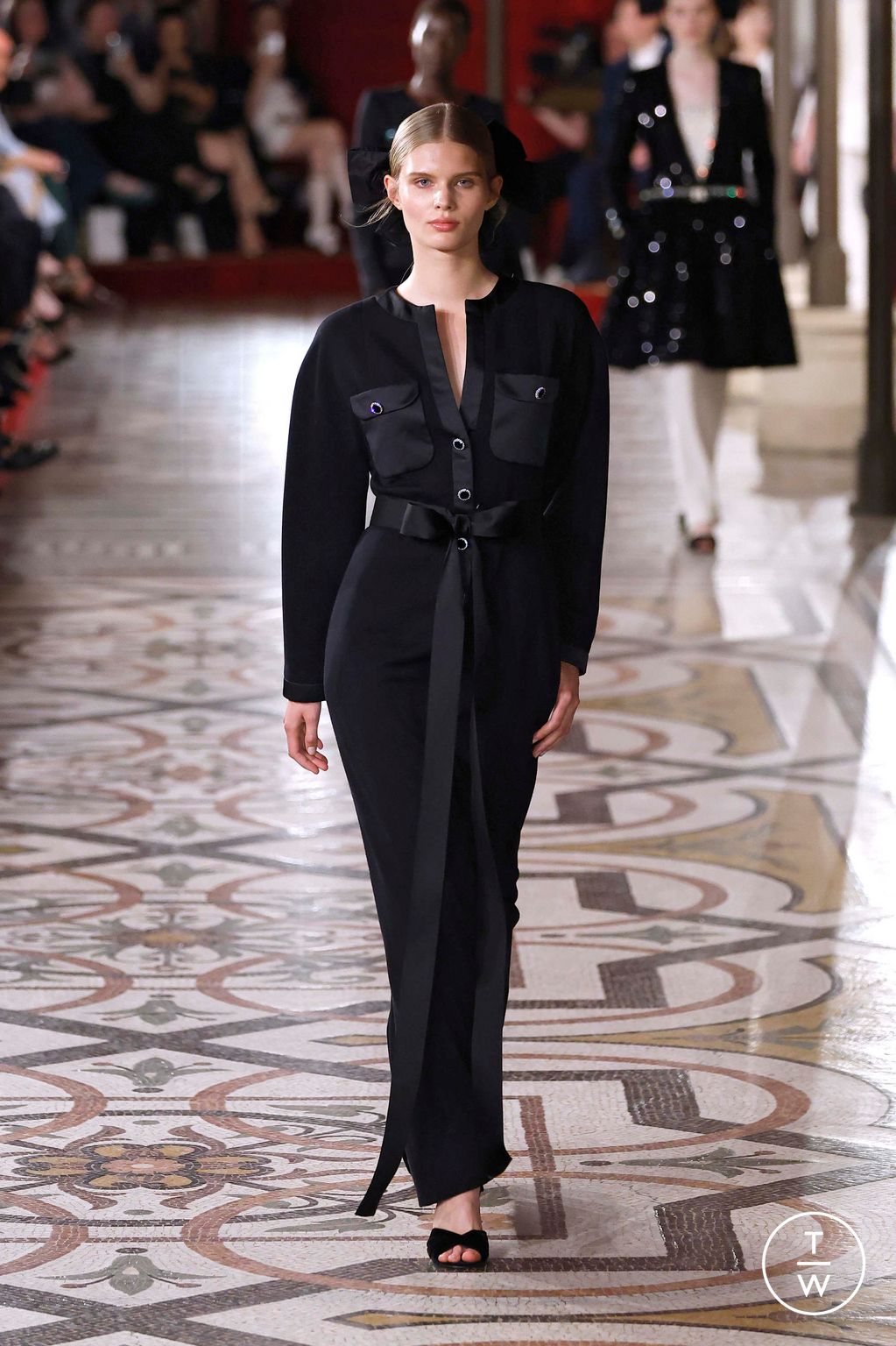 Fashion Week Paris Fall/Winter 2024 look 28 from the Chanel collection couture