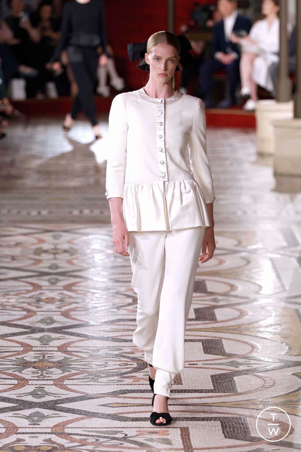 Fashion Week Paris Fall/Winter 2024 look 30 from the Chanel collection couture