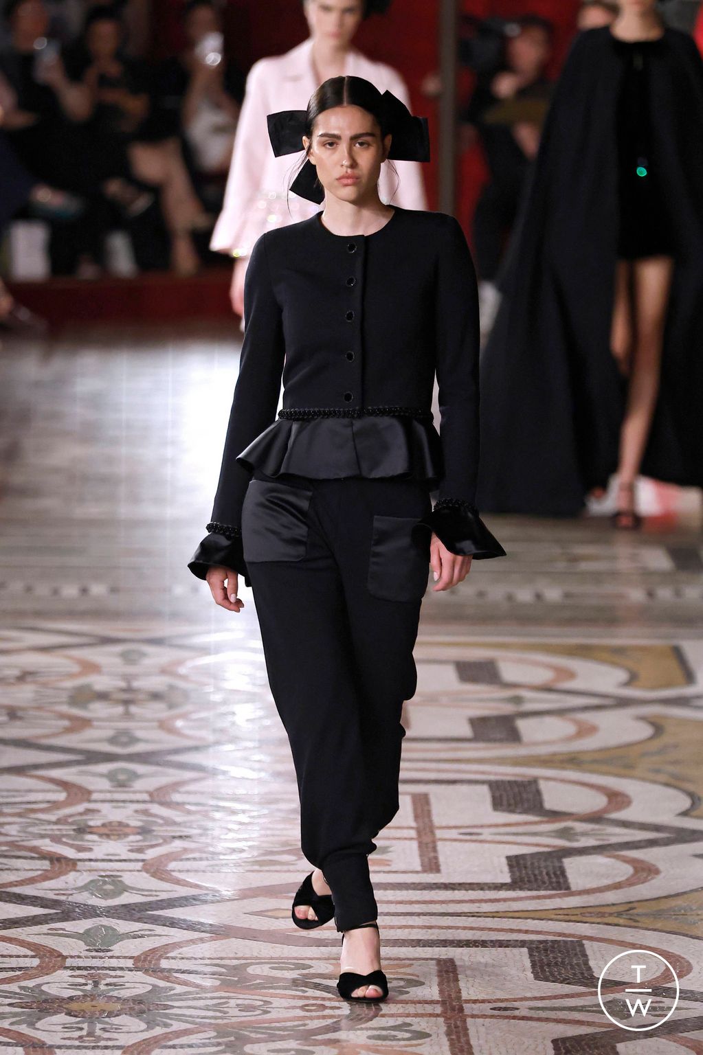 Fashion Week Paris Fall/Winter 2024 look 31 from the Chanel collection couture
