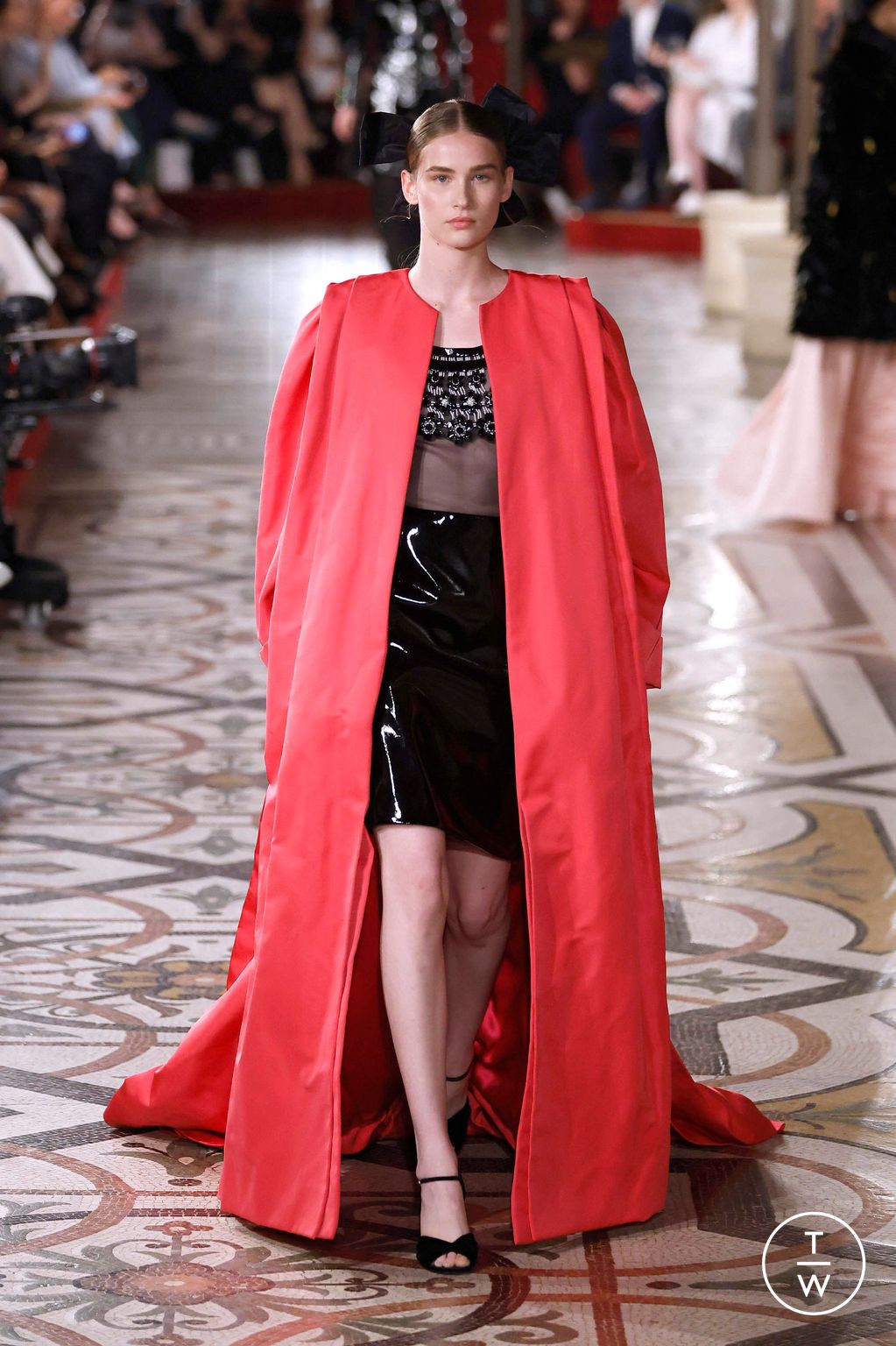 Fashion Week Paris Fall/Winter 2024 look 33 from the Chanel collection couture