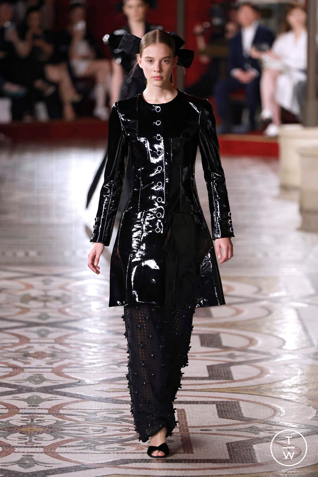 Fashion Week Paris Fall/Winter 2024 look 34 from the Chanel collection couture