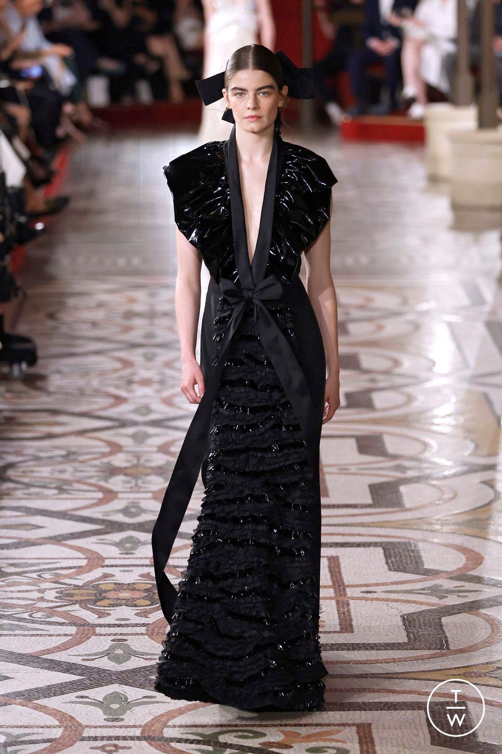 Fashion Week Paris Fall/Winter 2024 look 35 from the Chanel collection couture