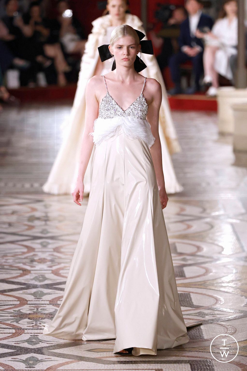 Fashion Week Paris Fall/Winter 2024 look 36 from the Chanel collection couture