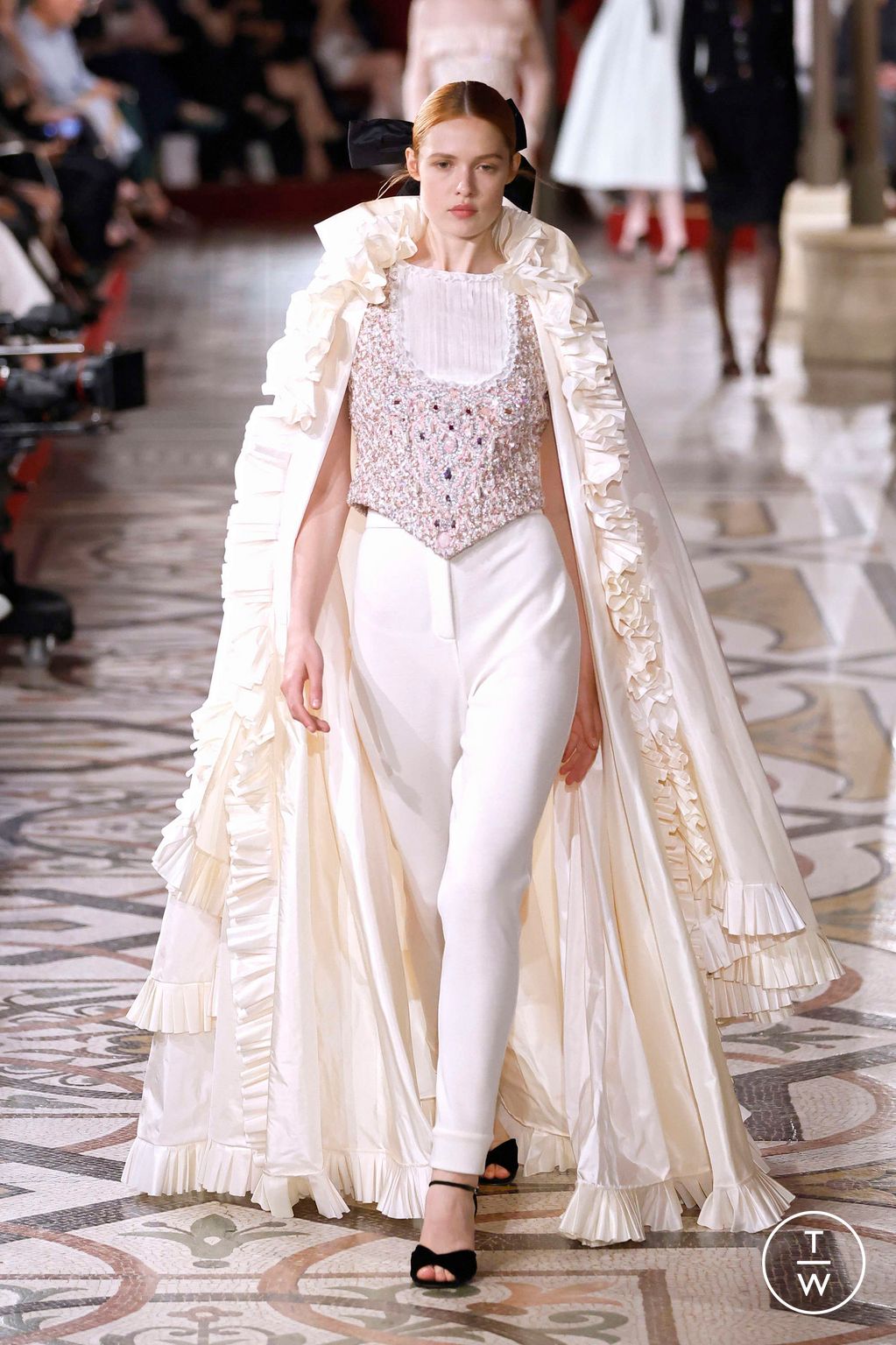 Fashion Week Paris Fall/Winter 2024 look 37 from the Chanel collection couture