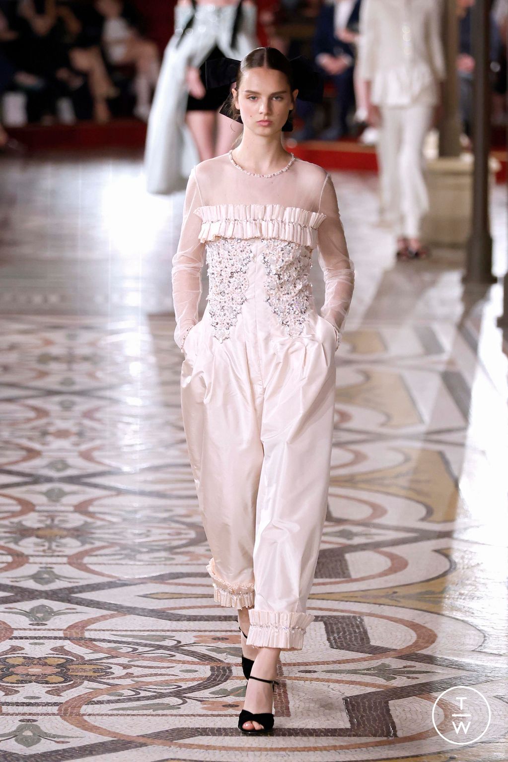 Fashion Week Paris Fall/Winter 2024 look 38 from the Chanel collection 高级定制