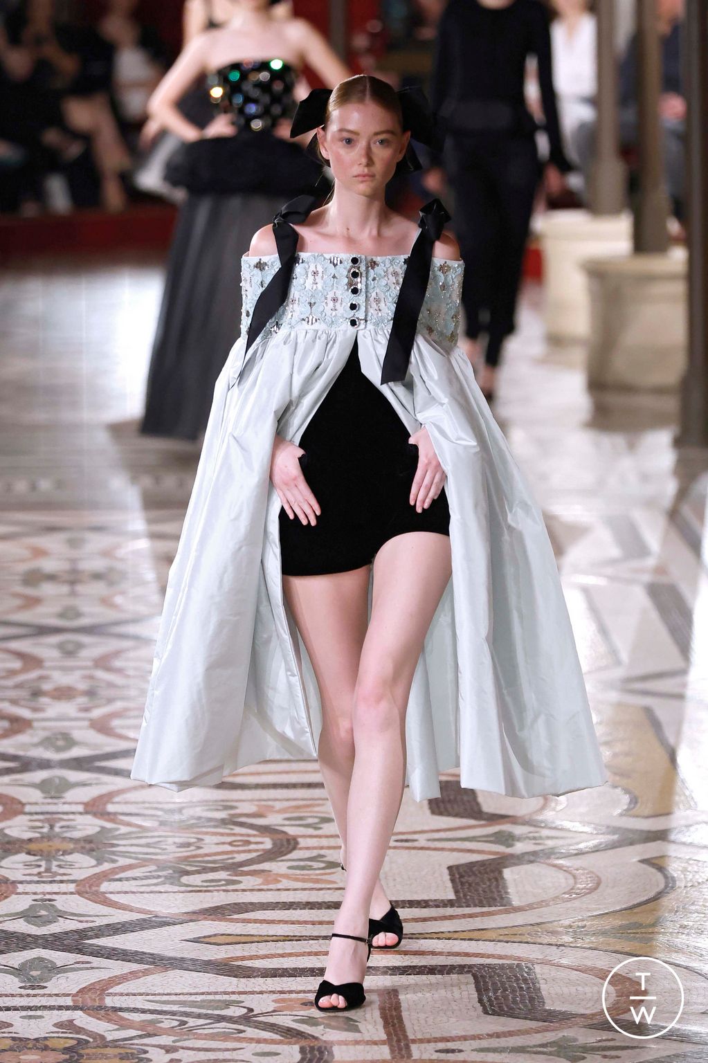 Fashion Week Paris Fall/Winter 2024 look 39 from the Chanel collection couture