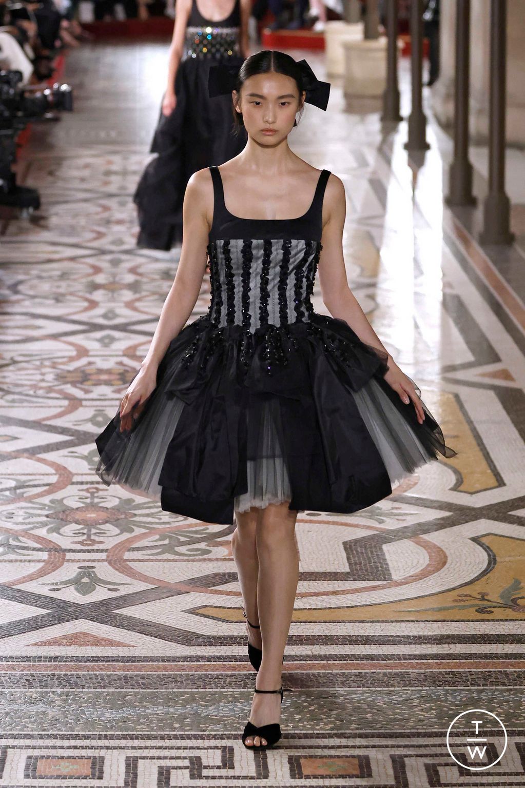 Fashion Week Paris Fall/Winter 2024 look 41 from the Chanel collection couture