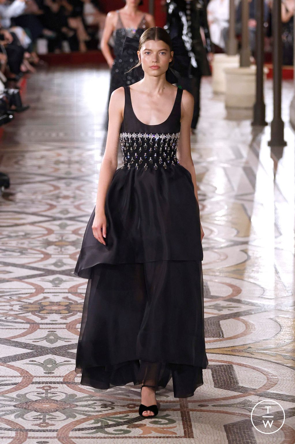 Fashion Week Paris Fall/Winter 2024 look 42 from the Chanel collection couture