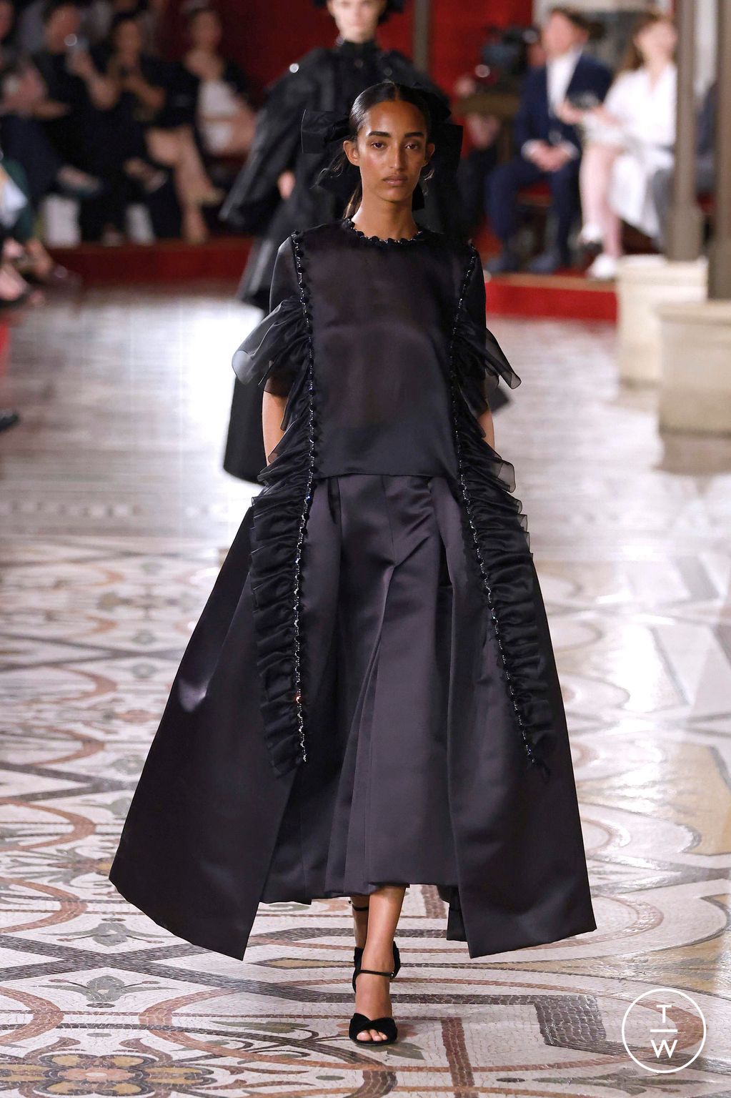 Fashion Week Paris Fall/Winter 2024 look 44 from the Chanel collection couture