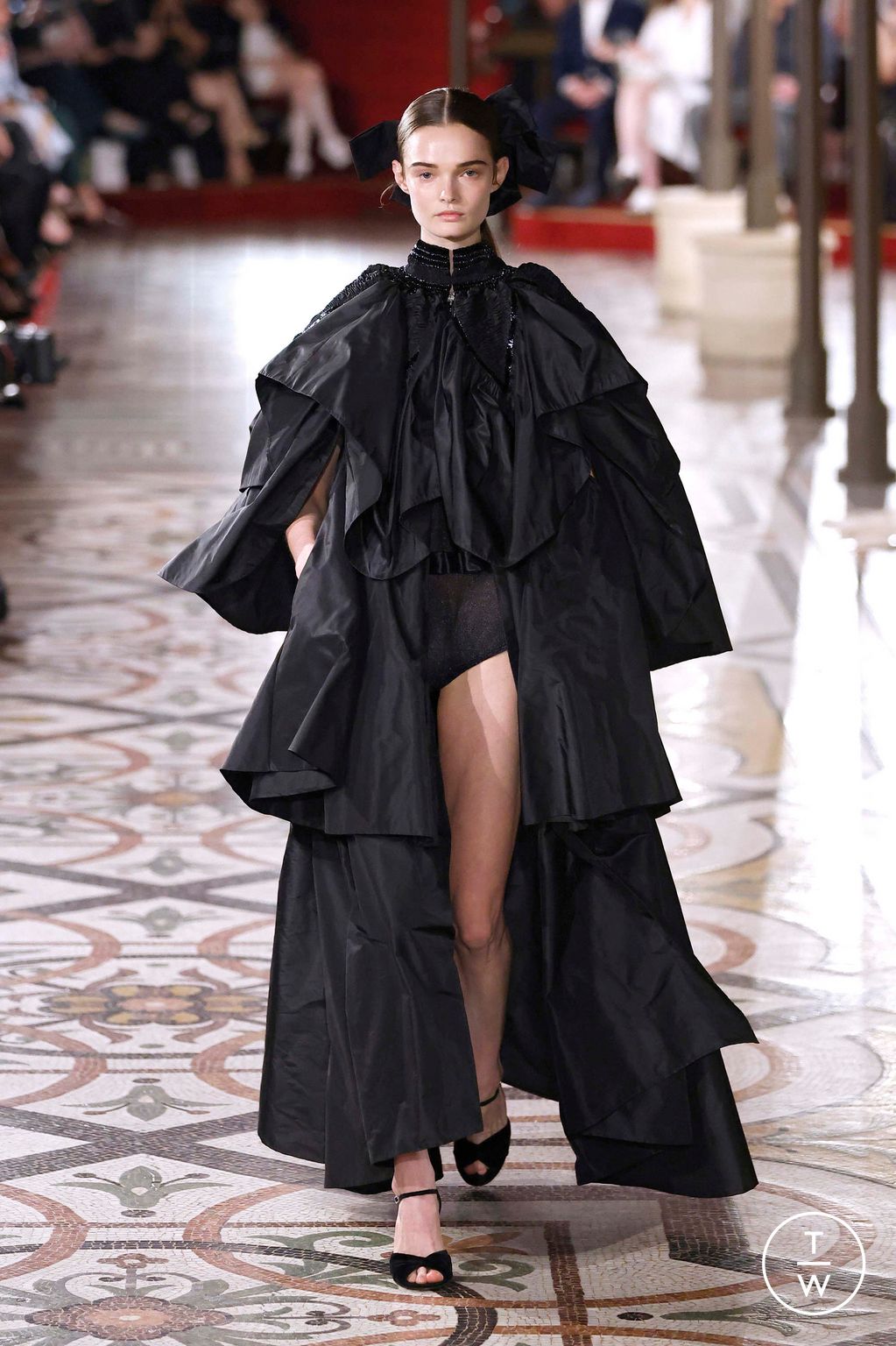 Fashion Week Paris Fall/Winter 2024 look 45 from the Chanel collection couture
