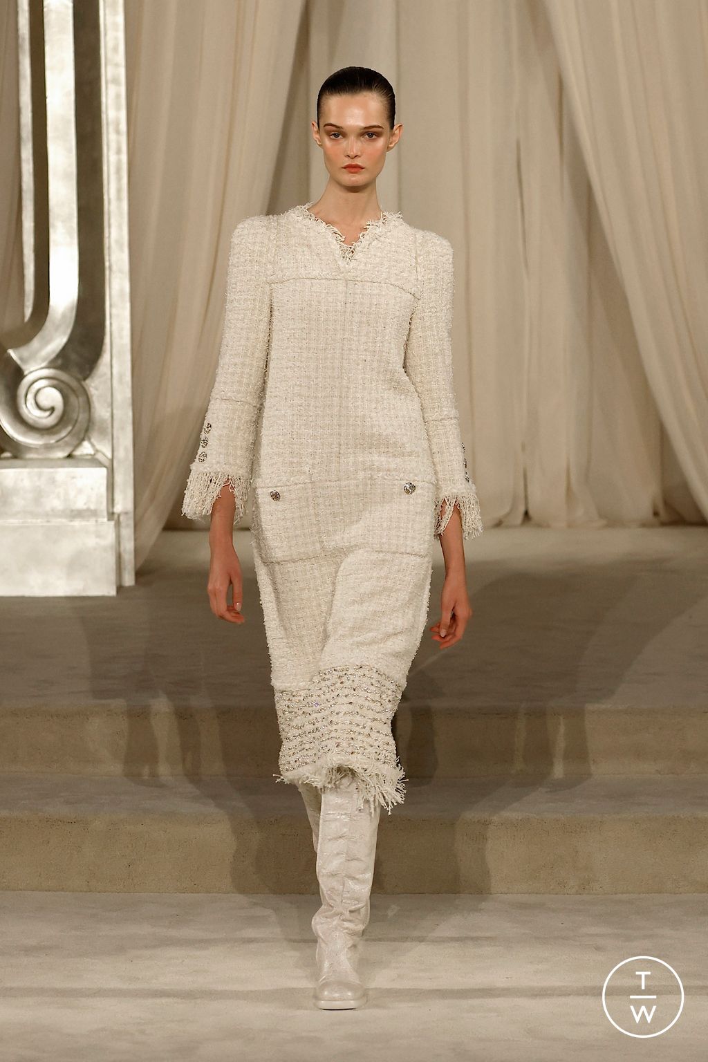 Fashion Week Paris Fall/Winter 2025 look 1 from the Chanel collection couture