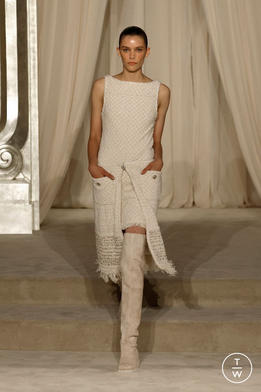 Fashion Week Paris Fall/Winter 2025 look 2 from the Chanel collection couture
