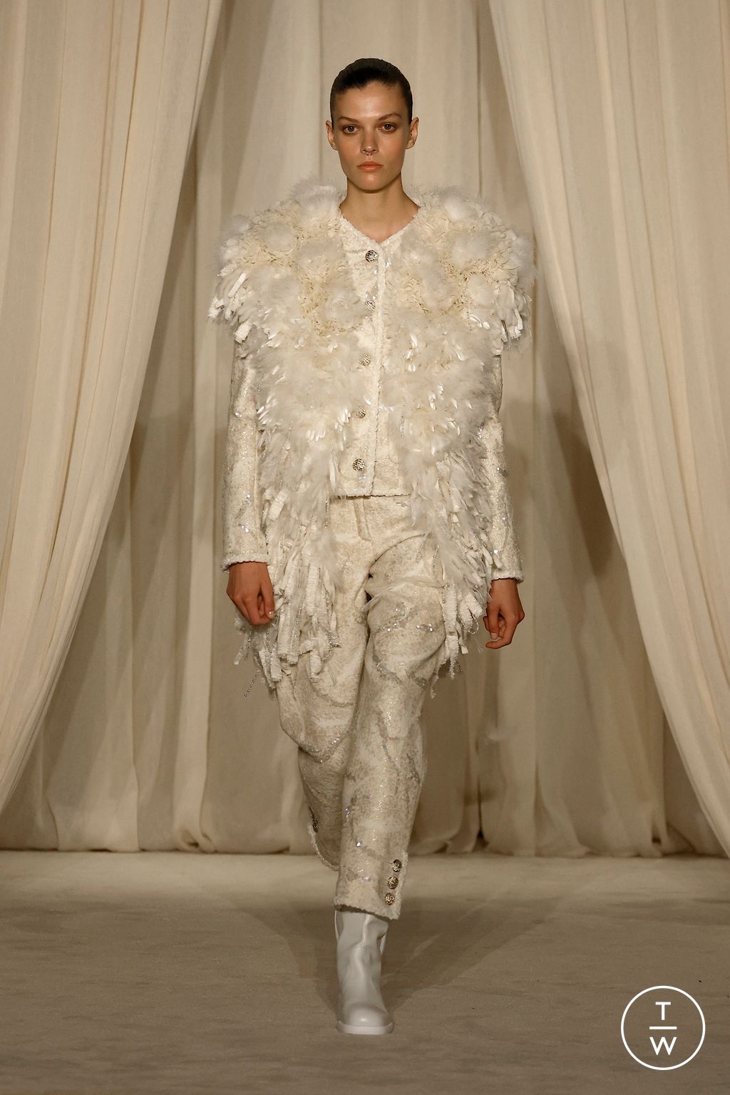 Fashion Week Paris Fall/Winter 2025 look 4 from the Chanel collection couture