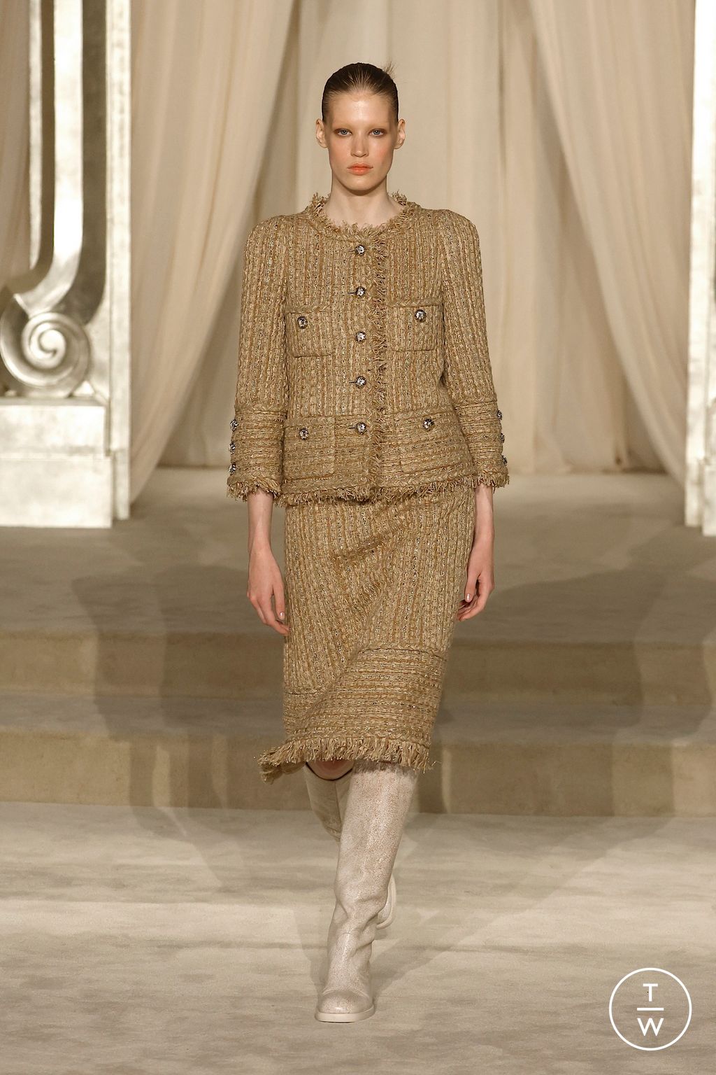 Fashion Week Paris Fall/Winter 2025 look 5 from the Chanel collection couture