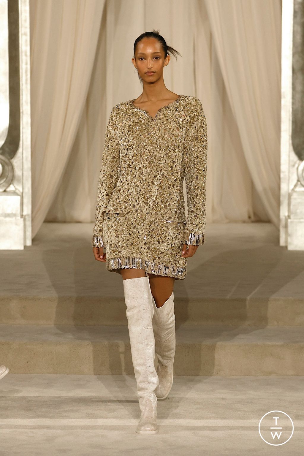 Fashion Week Paris Fall/Winter 2025 look 6 from the Chanel collection couture