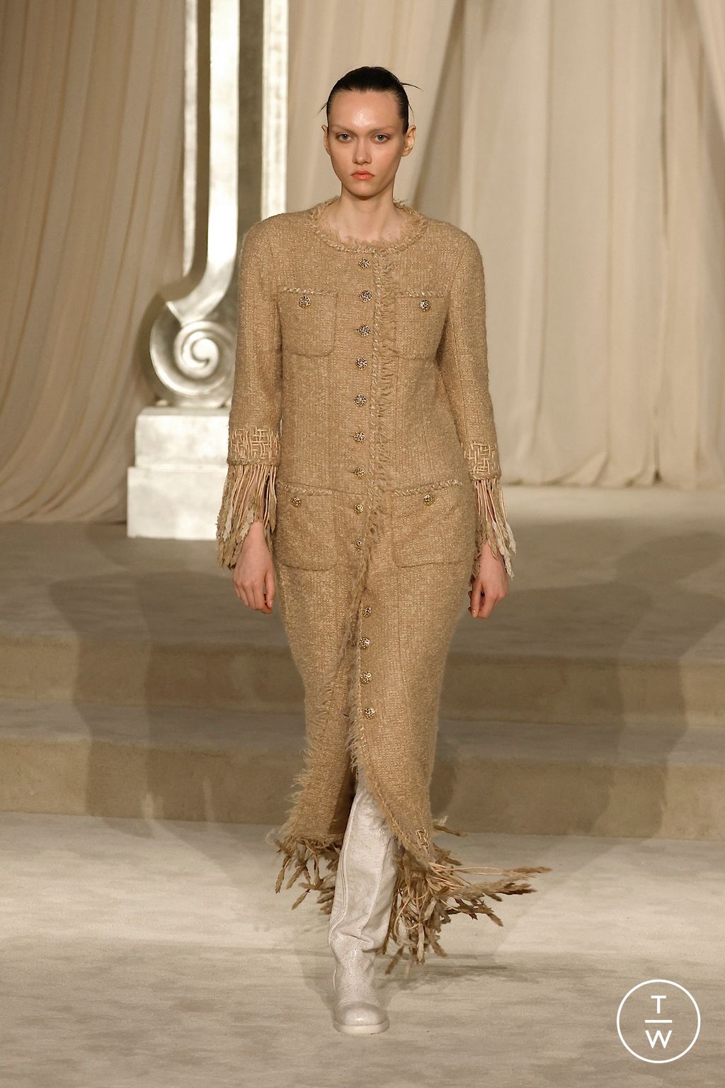 Fashion Week Paris Fall/Winter 2025 look 7 from the Chanel collection couture