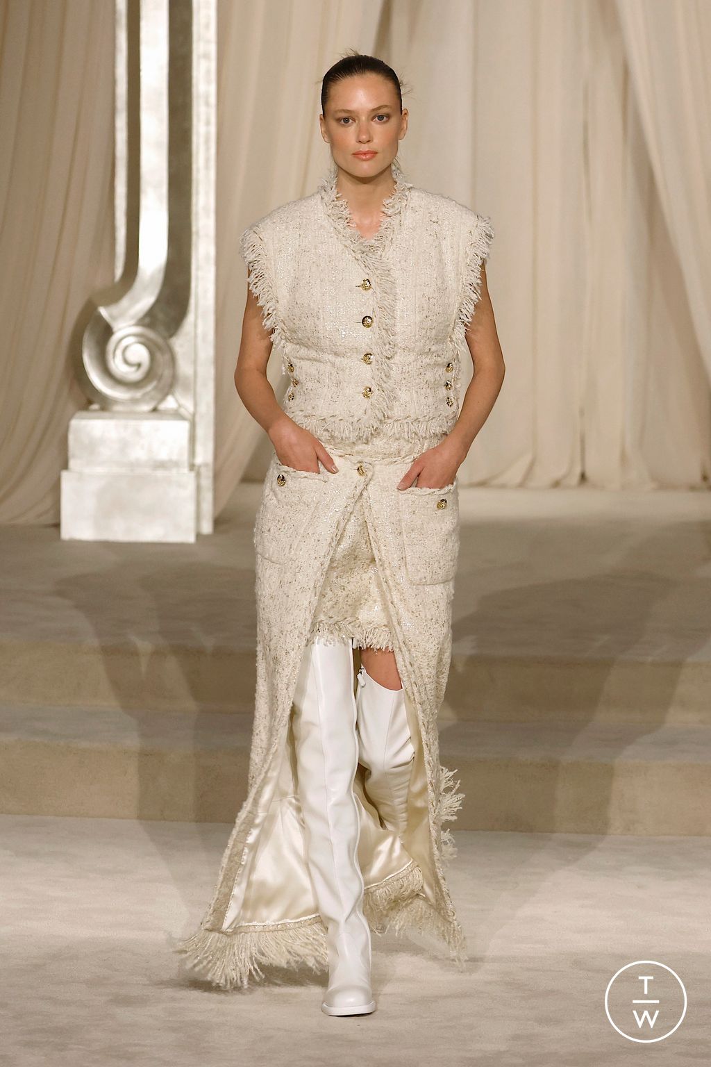 Fashion Week Paris Fall/Winter 2025 look 8 from the Chanel collection couture