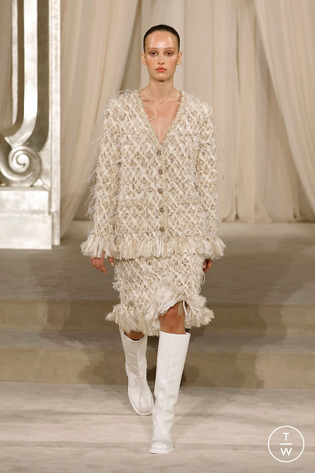 Fashion Week Paris Fall/Winter 2025 look 9 from the Chanel collection couture